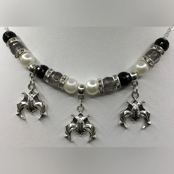 HANDMADE BLACK GREY FAUX PEARL BEAD SILVERTONE BATS 16 INCH NECKLACE ALTERABLE - Picture 2 of 2